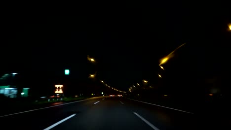 fahren-auf-der-Autobahn-Nacht