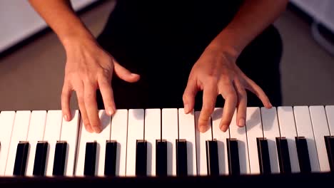 Joven-mujer-tocando-el-piano