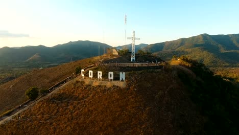 Wappen-der-Stadt-von-Coron-auf-dem-Hügel.-Kreuz-auf-einem-Hügel,-Coron,-Philippinen,-Palawan-Busuanga