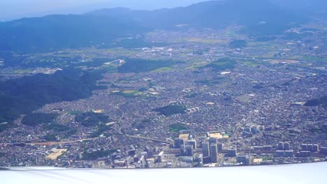 Vista-de-la-ventana-del-avión-de-nubes-de-asiento-de-pasajero