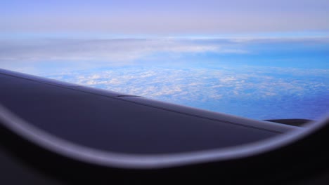 Flugzeug-Fenster-mit-Blick-auf-die-Wolken-vom-Beifahrersitz