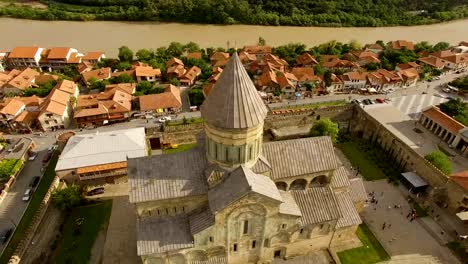 Schöne-mittelalterliche-Kirche-in-der-Innenstadt-von-Georgien,-UNESCO-Weltkulturerbe