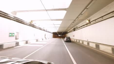 Sicht-auf-die-Straße-im-tunnel