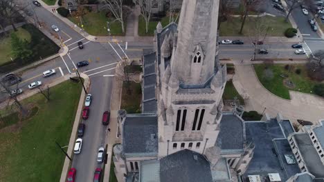 Vista-aérea-hacia-abajo-del-Calvario-la-Iglesia-Episcopal-en-Pittsburgh