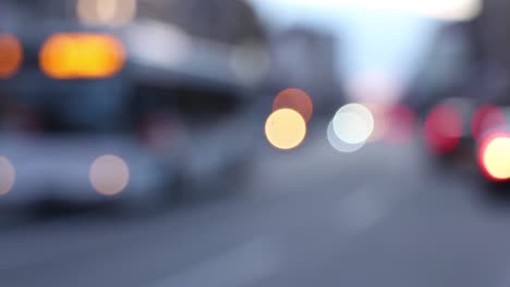 Luz-en-la-noche-del-coche-del-bokeh.-Fuera-de-foco-de-semáforos.