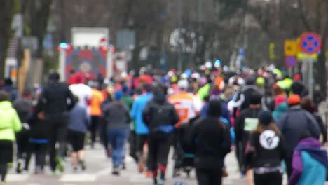 Corredores-del-maratón-de-ciudad-lenta-en-las-calles