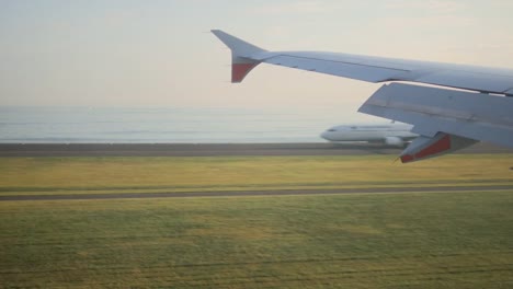 Blick-durch-das-Bullauge-Landung-Flugzeug-auf-der-Insel-Bali.