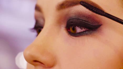 Das-Make-up-Artist-Mascara-auftragen