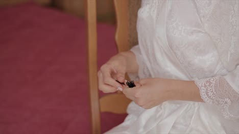 Woman-holding-hairpins-in-beautiful-hands