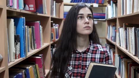 Chica-estudiante-busca-un-libro-en-la-biblioteca