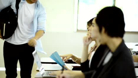 Ich-werde-durch-diese-Studie-heute-bekommen.-Die-Teilnehmer-lernen-im-Klassenzimmer-in-der-Universität.