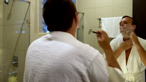 Man-shaves-machine-in-front-of-the-mirror