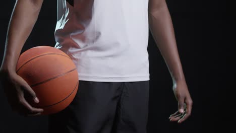 Nicht-erkennbare-schwarzer-Mann-Dribbling-Basketball