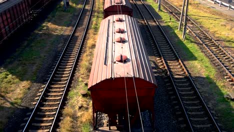 Container-Güterzug-mit-vielen-Güterwagen-zu-transportieren.