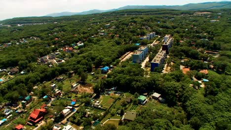 Helicóptero-(abejón,-quadcopter)-vuela-sobre-un-establecimiento,-los-árboles,-un-ferrocarril