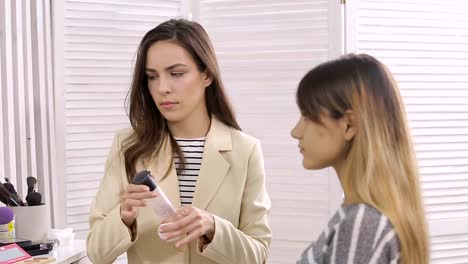 maquillaje-profesional-en-el-salón-de-belleza-master-pone-un-maquillaje-profesional-verano-fresco-de-una-hermosa-modelo-en-el-salón