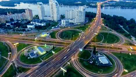 Estática-vertical-descendente-vista-aérea-de-tráfico-en-el-intercambio-de-la-autopista-por-la-noche.-Fondo-de-timelapse