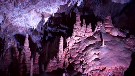 pan-de-formaciones-de-piedra-caliza-en-cavernas-de-lewis-y-de-clark