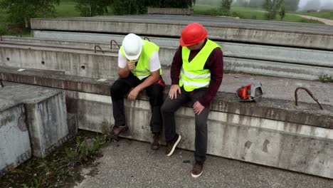 Ingenieur-beruhigt-weinendes-Arbeiter