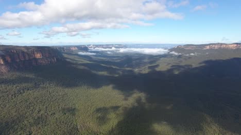 Drohne-Filmmaterial-fliegen-über-Blue-Mountains,-Australien