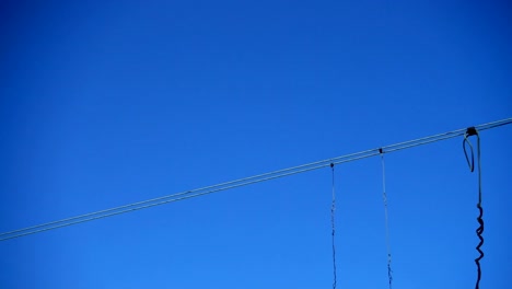 Cables-sobre-el-camino-ferroviario.