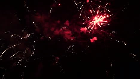 Fireworks-exploding-in-the-dark-night-sky-during-a-celebration