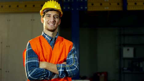 auf-einer-Baustelle-steuert-eine-Arbeitskraft-oder-ein-Ingenieur-oder-Architekt-Planung-und-Bau-des-Gebäudes-mit-hoher-Energieeinsparung.