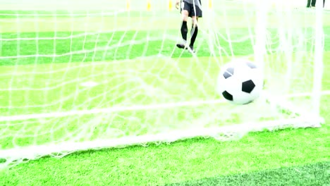 Jugadores-de-fútbol-practican-fútbol-en-césped-verde.