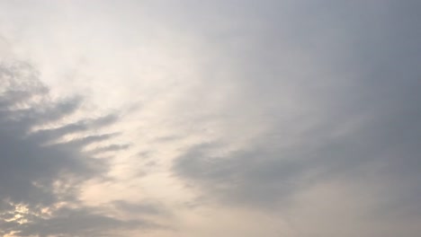 Schönheit-Wolke-vor-dem-Hintergrund-des-blauen-Himmels.-Himmel-Slouds.-Blauer-Himmel-mit-trübem-Wetter,-Natur-Wolke.-Weiße-Wolken,-blauer-Himmel-und-Sonne.