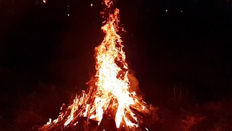 Verano-de-campamento-de-fuego-fuego-fuego-ardiente