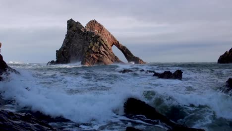 grobe-stürmischen-Wellen-gegen-ein-Meer-Felsen-Stack-in-Schottland-während-einer-stürmischen-Herbstnachmittag.