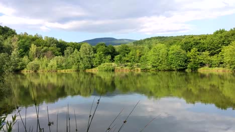 Schöne-Landschaft-am-See