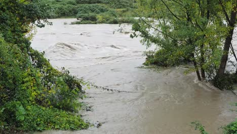 El-río-Serio-hinchado-después-de-fuertes-lluvias.-Provincia-de-Bérgamo,-Italia-norteña