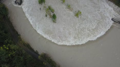 Drohne-Luftaufnahme-des-Flusses-Serio-geschwollen-nach-starken-Regenfällen.-Provinz-von-Bergamo,-Italien