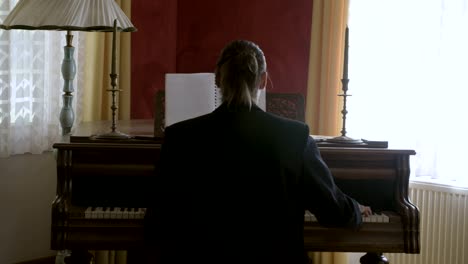 Pianist-playing-on-the-piano