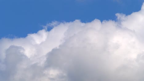 Time-lapse-video-of-changing-cloudscape-in-4K