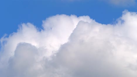 Time-lapse-video-of-changing-cloudscape-in-4K