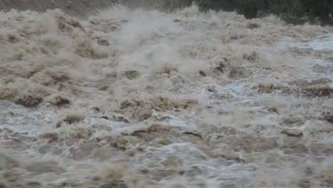 El-río-Serio-hinchado-después-de-fuertes-lluvias.-Provincia-de-Bérgamo,-Italia-norteña