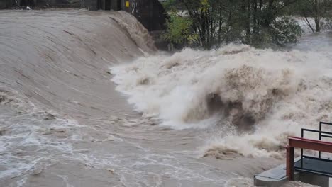 El-río-Serio-hinchado-después-de-fuertes-lluvias.-Provincia-de-Bérgamo,-Italia-norteña