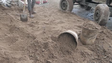 Eimer-mit-Sand-gefüllt-(Nahaufnahme)