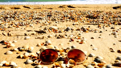 Sonnenbrillen-am-Sandstrand.-Slow-Motion.