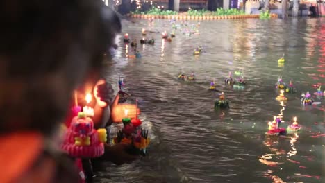 Tiempo-lapso-personas-traen-decoradas-boyante-hasta-el-río-en-Loykratong-festival-en-el-día-de-luna-llena-del-duodécimo-mes-Lunar-para-disculpa-a-diosa-del-agua.