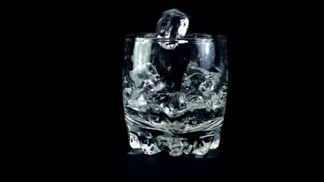 Die-Eiswürfel-in-ein-Glas-fallen.-Slow-Motion.