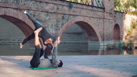 Schönes-paar-praktizieren-Acro-Yoga-am-Morgen