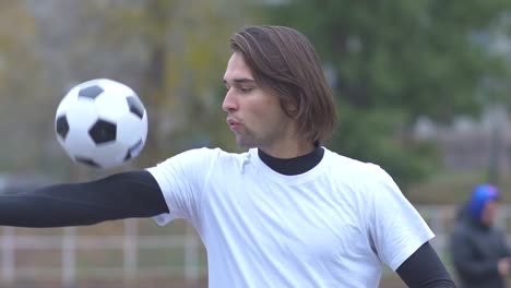 Porträt-von-ein-schöner-Kerl-in-einem-Sport-t-Shirt-mit-einem-Fußball-Ball-gesunden-Lebensstil