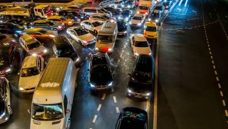 atasco-de-tráfico-de-la-noche-en-el-lapso-de-tiempo-de-cruce