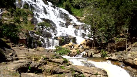 Impresionante-cascada-grande-de-bosque-profundo-en-cascada-de-Mae-Ya,-Parque-Nacional-de-Doi-Inthanon-Chiang-Mai,-Tailandia.-Traducir-texto-"Cascada-de-Mae-Ya"