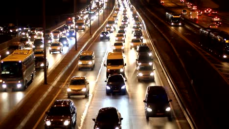 Tráfico-de-coches-de-la-ciudad-de-Istanbul-en-la-noche