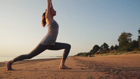 Streching-activo-joven-y-practicar-yoga-en-la-playa-al-atardecer.