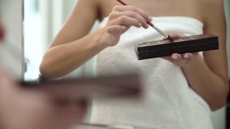 Eyeshadow-Palette-In-Woman-Hands-Closeup